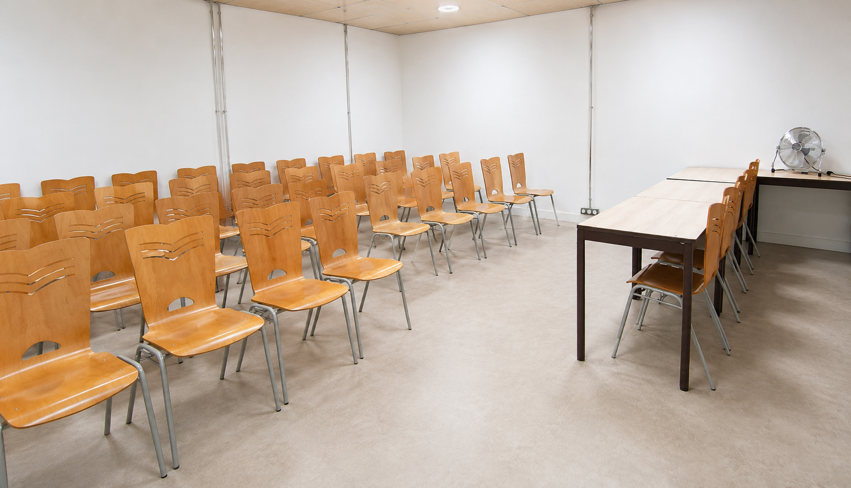Salle de réunion vide 35 places à l'AGECA