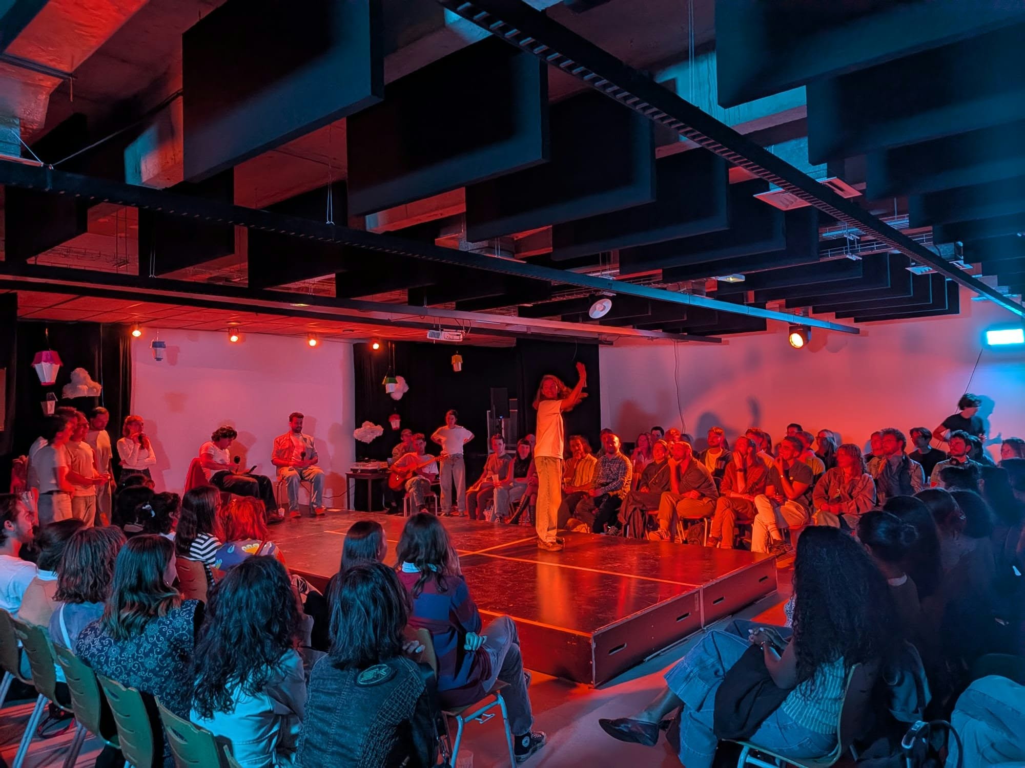 Comédiens en pleine improvisation sur la scène de la salle de spectacle de l'AGECA, devant le public