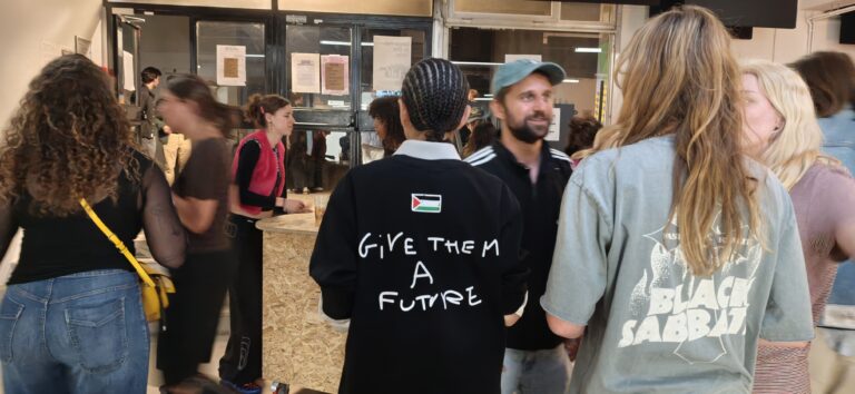 Plusieurs personnes réunies à l'AGECA, un tiers lieu parisien.